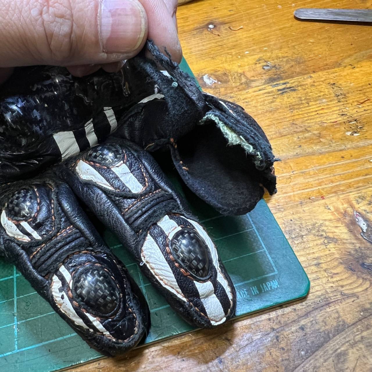 レーシンググローブ　指先の破れ　革あて　リペア