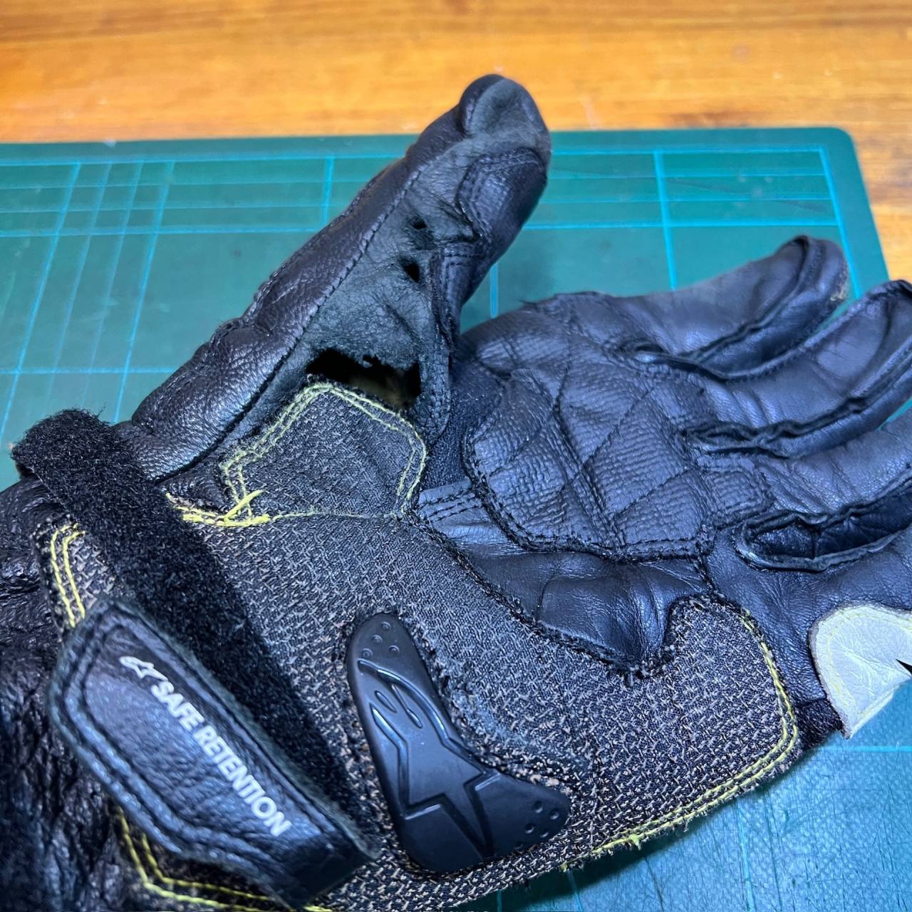 Alpinestars グローブ　親指の穴あき　革あて　修理