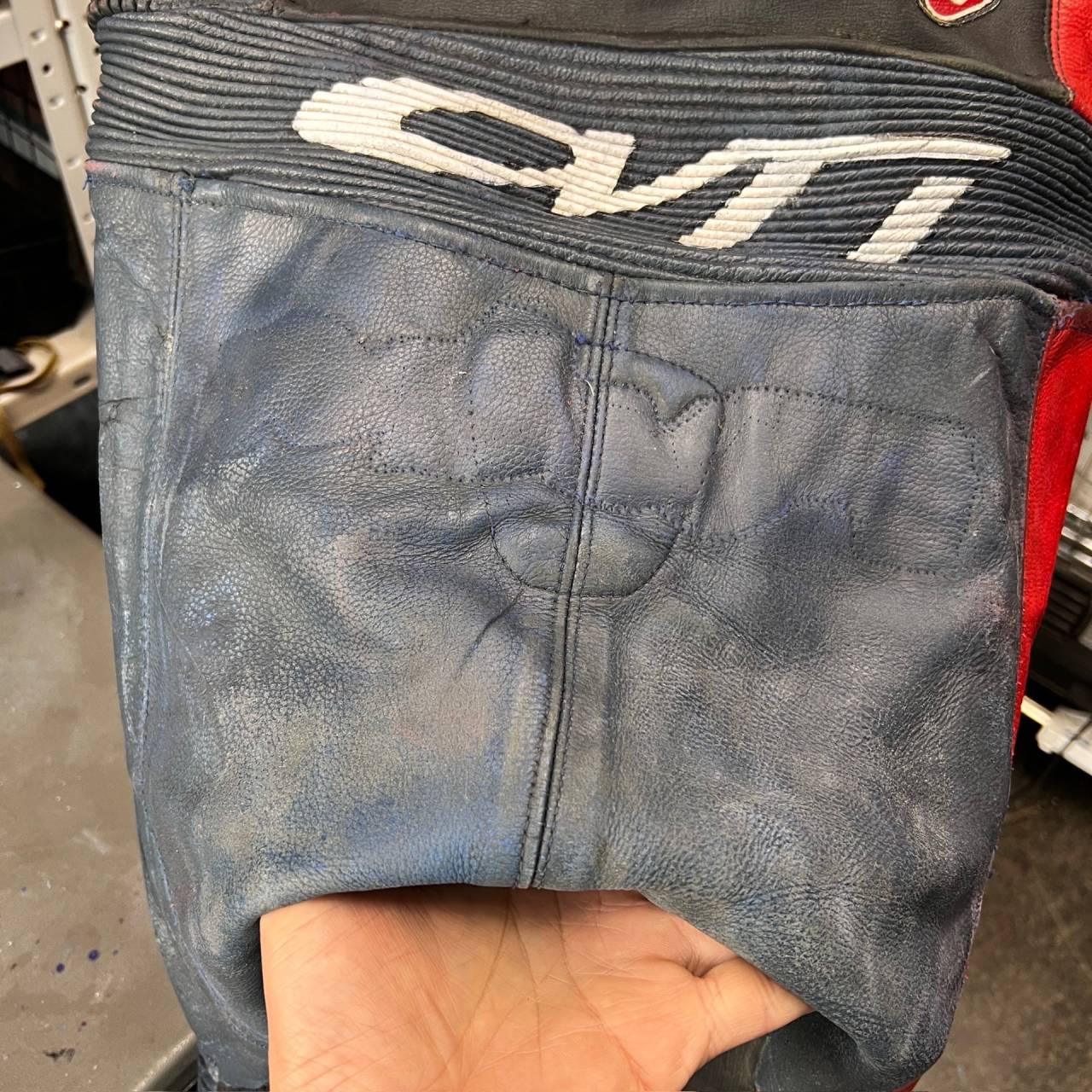 OVTIレーシングスーツ　ロゴ張替え　色リペア