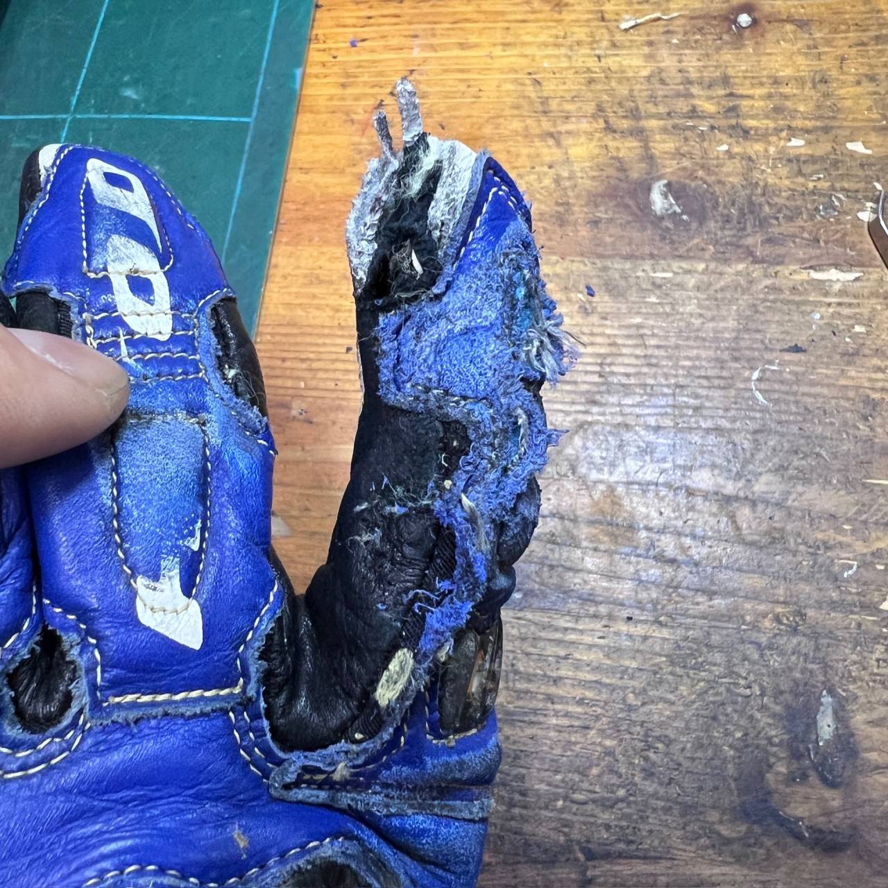 HYOD　レーシンググローブ 穴開き　革あてリペア修理
